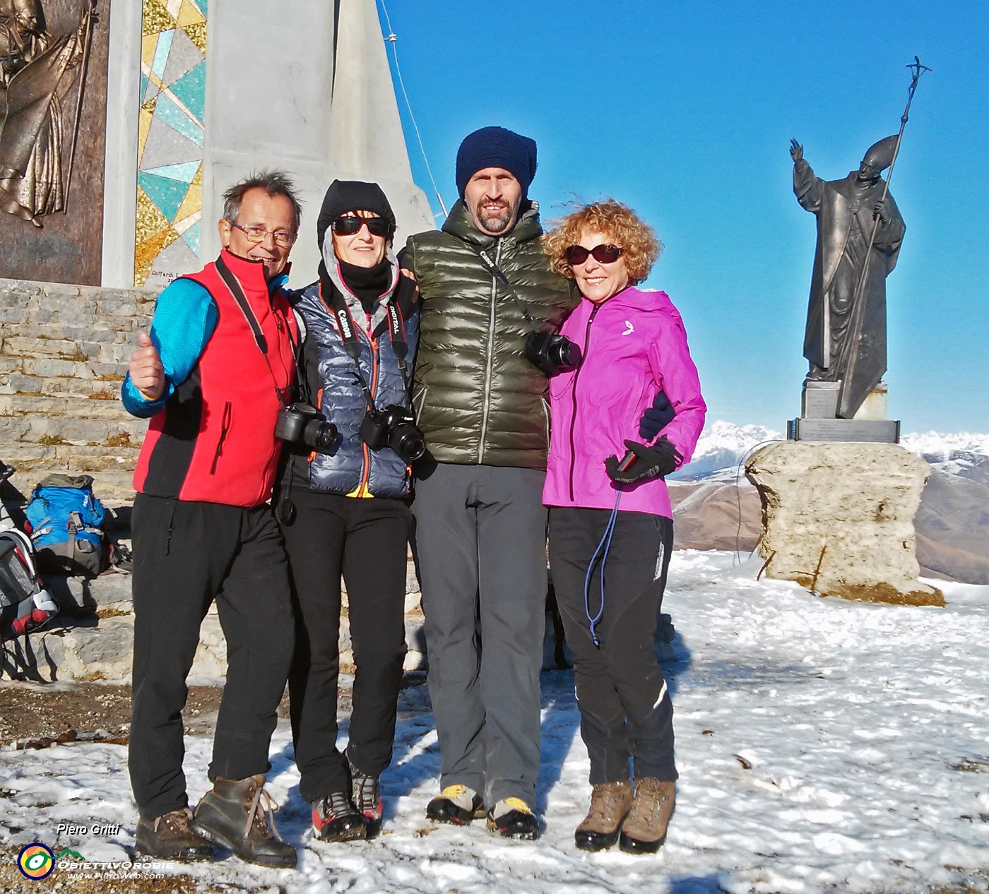 06 In vetta al Guglielmo - Monumento del Redentore (1957 m)...spazzati dall vento gelido.jpg